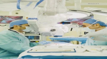 إنجاز طبي نادر.. كليفلاند كلينك أبوظبي يجري أول جراحة روبوتية لإعادة بناء الثدي بالدولة